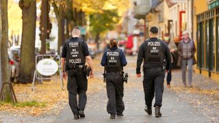 Archivbild: Polizei geht im herbstlichen Berlin auf dem Bürgersteig. (Quelle: dpa/S. Kuhlmey)