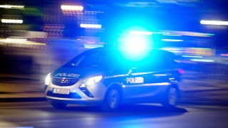 Polizeiauto mit Blaulicht (Bild: dpa/Thomas Bartilla/Geisler-Fotopress)