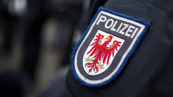 Symbolbild: Der Aufnäher eines/er Brandenburgischen Polizeibeamt:in (Bild: dpa/Andreas Franke)