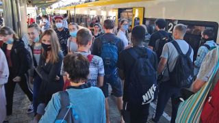 Archivbild: Menschen beim Einsteigen in eine überfüllte Regionalbahn der DB. (Quelle: dpa/Eibner)