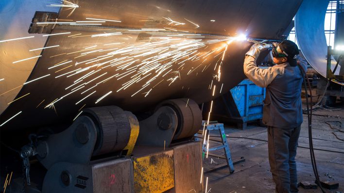 Ein Mitarbeiter schweißt in der Firma Reuther STC in Fürstenwalde ein Stahlsegment (Bild: dpa/Patrick Pleul)