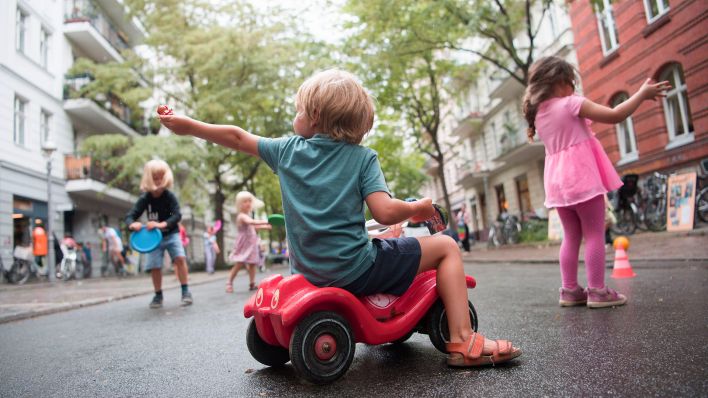Archivbild: Kinder spielen auf der ersten temporären Spielstraße in Berlin. (Quelle: dpa/J. Carstensen)