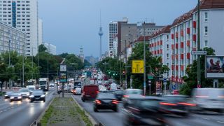 Autos fahren am Morgen auf der Frankfurter Allee in Richtung Innenstadt. (Aufnahme mit Langzeitbelichtung). Quelle: dpa/Christophe Gateau