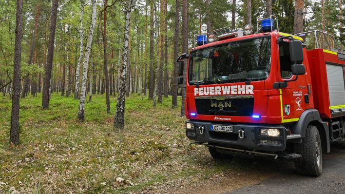 Symbolbild: Ein Löschfahrzeug der Freiwilligen Feuerwehr steht in einem Wald. (Quelle: dpa/P. Pleul)