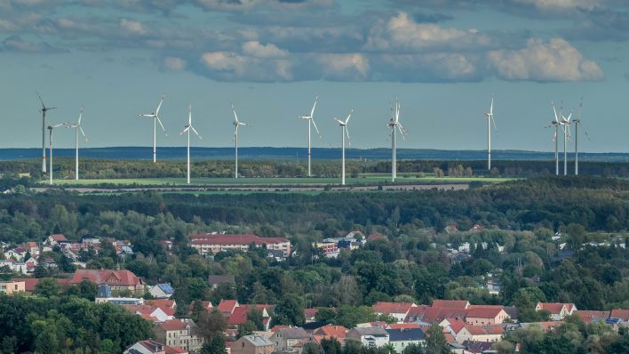 Mehrere Windräder stehen nahe Trebbin, Brandenburg (Bild: dpa/Joko)
