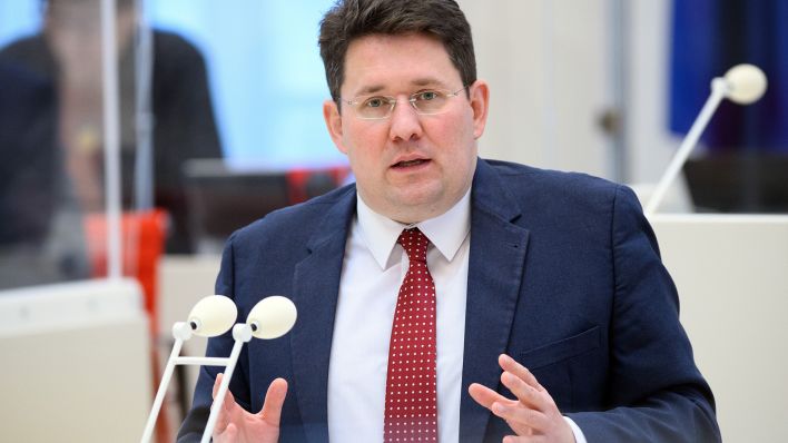Peter Vida, Fraktionsvorsitzender BVB/Freie Wähler, spricht während der Sondersitzung des Brandenburger Landtages