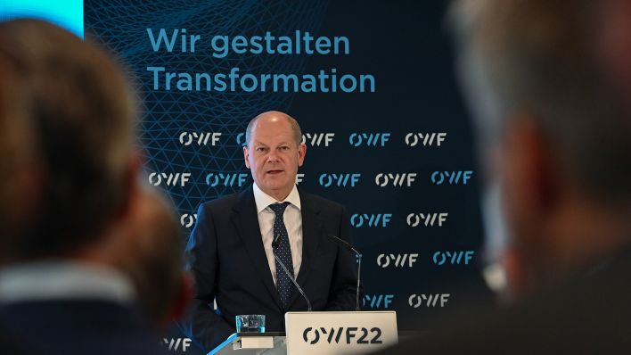 Bundeskanzler Olaf Scholz (SPD) spricht auf dem Ostdeutschen Wirtschaftsforum (OWF) in Bad Saarow. (Quelle: dpa/Patrick Pleul)