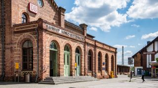 Das historische Bahnhofsgebäude von Königs Wusterhausen (Bild: imago images/F. Anthea Schaap)