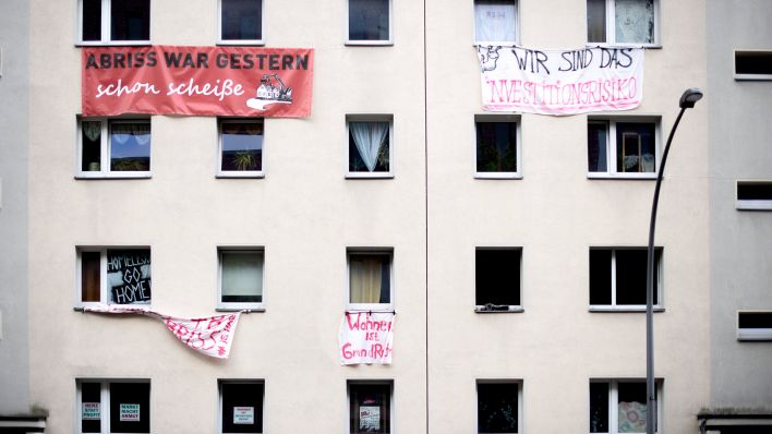 Protesttransparente hängen an dem Wohnblock in der Habersaatstraße (Bild: imago images/Stefan Boness)