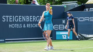 Sabine Lisiscki beim Aufschlag in Bad Homburg (Bild: IMAGO/tennisphoto.de)