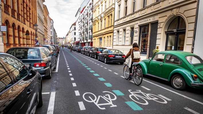 Eine Radfahrerin auf einer Fahrradstraße im Scheunenviertel in Berlin Mitte. (Quelle: imago/J.Ritter)