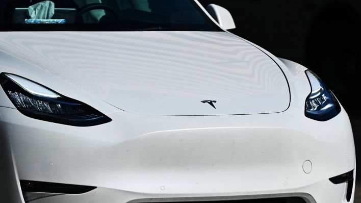 Nahansicht eines Tesla-Fahrzeugs. (Quelle:imago/A.Widak)