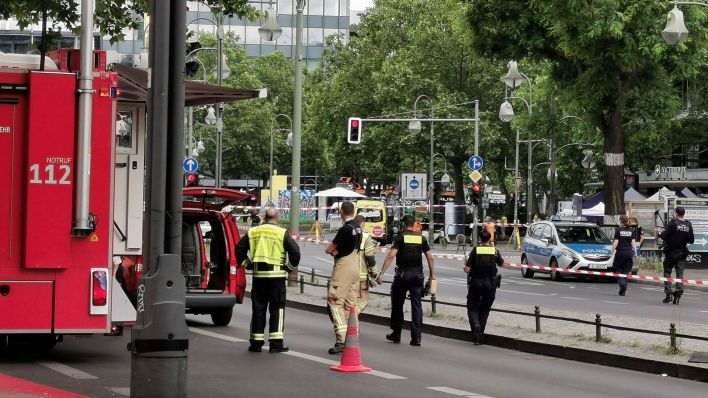Polizeiabsperrung am Tatort der Amokfahrt, bei dem ein Auto am Breitscheidplatz in der Nähe der Gedächtniskirche in eine Personengruppe gefahren ist. (Quelle: imago-images/Matthias Wehnert)