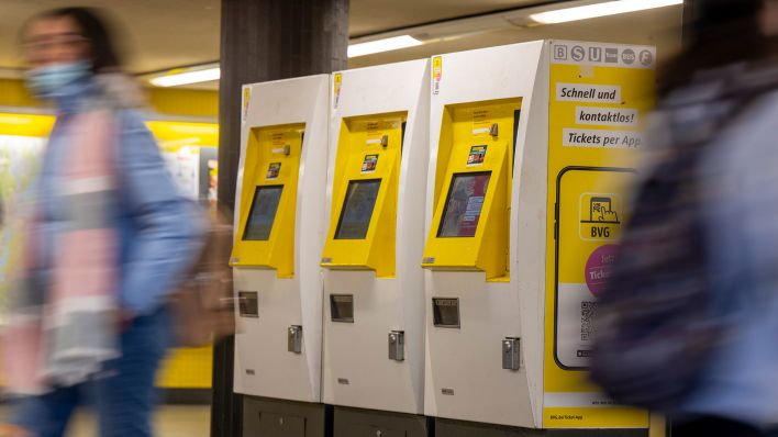 Passanten gehen an den Ticketautomaten der BVG am Bahnhof Zoologischer Garten vorbei
