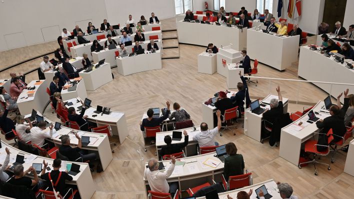 Eine Abstimmung läuft im Brandenburger Landtag in Potsdam