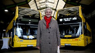 Archivbild: Eva Kreienkamp, Vorstandsvorsitzende der BVG, steht vor zwei Bussen vom Typ "Alexander Dennis Enviro500". (Quelle: dpa/B. Pedersen)