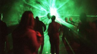 Symbolbild: Tanzende Partygäste anlässlich einer Techno-Party. (Quelle: imago images/D. Heerde)