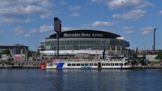 Die Mercedes-Benz-Arena in Berlin-Friedrichshain, aufgenommen am 06.06.2016 von der Spree aus (Quelle: imago images / Schöning).