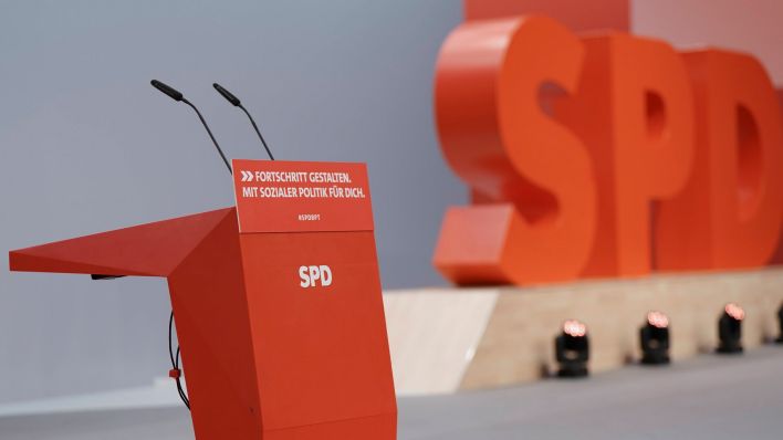 Rednerpult und SPD-Logo (Quelle: imago)