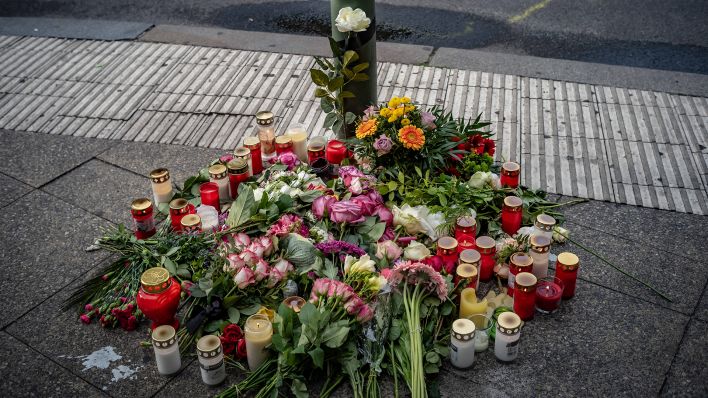Am 8. Juni 2022 fuhr ein Amokfahrer am Berliner Breitscheidplatz in eine Schülergruppe, tötete dadurch die Lehrerin und verletzte zahlreiche Passanten. (Quelle: