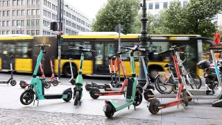 E-Scooter parken am 13.06.2022 mitten auf dem Bürgersteig. (Quelle: imago images/Sabine Gudath)