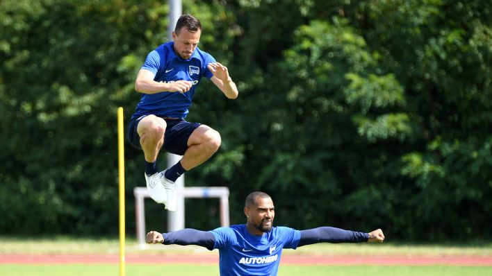 Vladimir Darida und Kevin Prince Boateng im Hertha BSC Trainingslager in Kienbaum am 28.06.2022. (Quelle: imago images/Sebastian Rüppold)