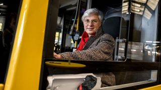 Archivbild: Eva Kreienkamp, Vorstandsvorsitzende der BVG, sitzt am Steuer eines Busses vom Typ "Alexander Dennis Enviro500". (Quelle: dpa/B. Pedersen)
