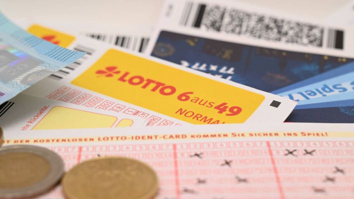 Symbolbild: Geld liegt auf Lottoscheinen (Quelle: imago-images/Felix Schlikis)