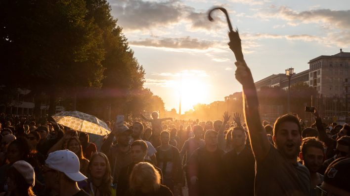 Techno-Fans bei einem Rave in Berlin (Quelle: imago/Mang)