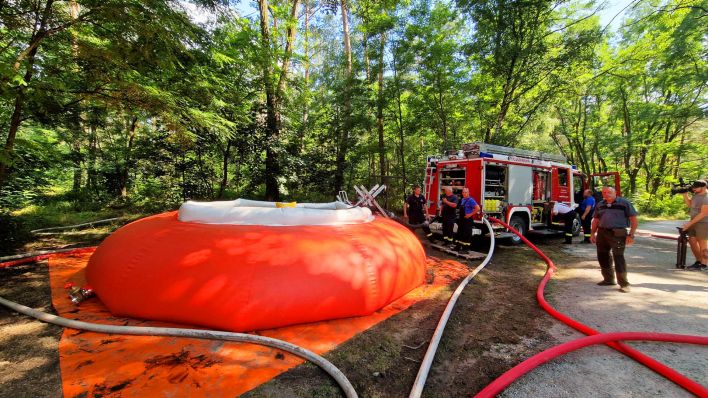 Löscheinsatz mit Hilfe eines Bassins, welches mit Brunnen und Seewasser gespeist wird aus dem sich 2 Feuerwehrfahrzeuge gleichzeitig bedienen. (Quelle:rbb)