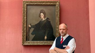 Gemäldegalerie-Berlin-Mitarbeiter Gerhard Janssen vor dem Gemälde "Bildnis einer Dame" von Diego Velázquez, seinem Lieblingsbild (Quelle: rbb / Antje Bonhage).