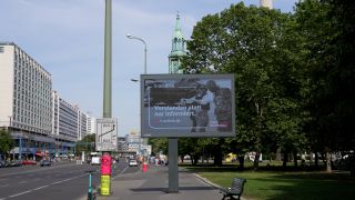 Eine digitale Werbeanlage mit neun Quadratmeter großer LED-Anzeige auf öffentlichem Straßenland in Berlin-Mitte. (Bild: rbb/Naomi Donath)