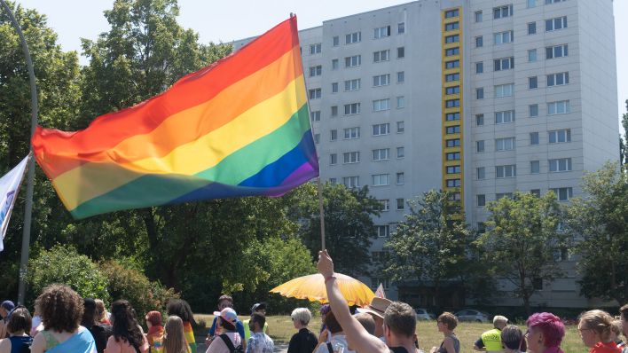 Auf der Demo Marzahn Pride am 18.06.2022 in Berlin wird eine Regenbogen-Flagge geschwenkt. (Quelle: rbb / Christopher Ferner)