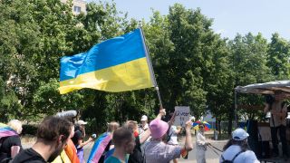 Auf der Demo Marzahn Pride am 18.06.2022 in Berlin wird eine ukrainische Flagge geschwenkt. (Quelle: rbb / Christopher Ferner)