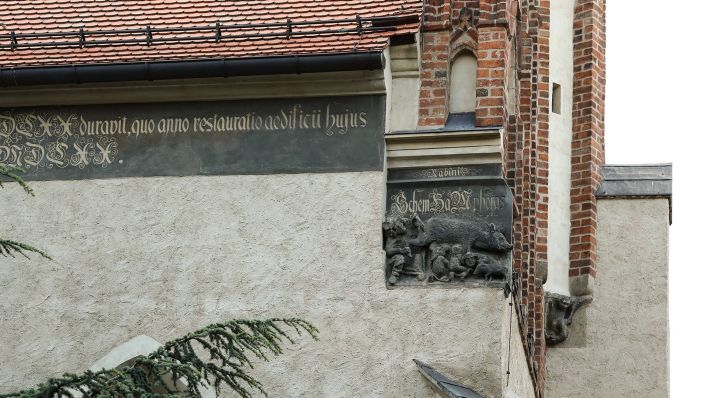 Archivbild: Blick auf die sogenannte Judensau an der Stadtkirche in der Lutherstadt Wittenberg über der Südostecke der Chorfassade. (Quelle: imago image/C. Schriedter)