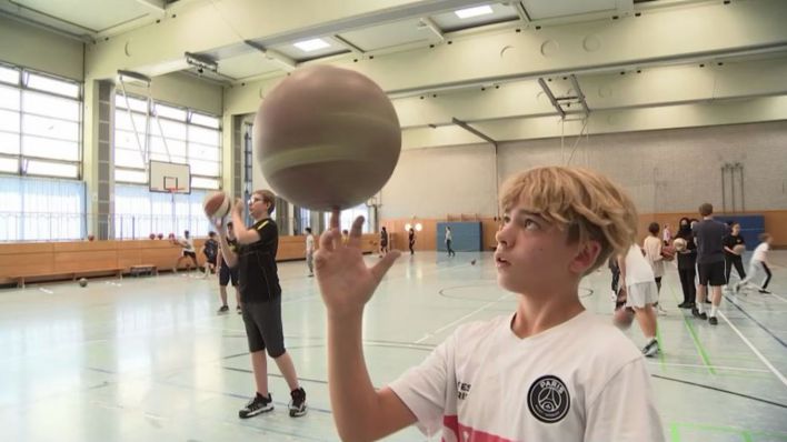 Im Lichtenberger Barnim-Gymnasium laufen die Vorbereitungen auf die Streetball-School-Finals auf Hochtouren (rbb)