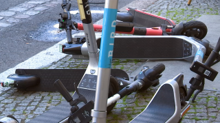 E-Scooter liegen chaotisch auf einem Bürgersteig in Berlin-Mitte. (Quelle: rbb)