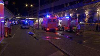 Rettungswagen stehen vor dem S-Bahnhof Rathaus Steglitz. (Bild: TV News Kontor)