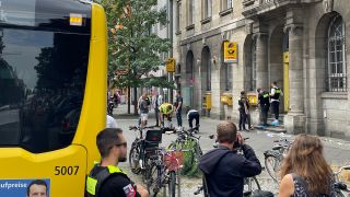 Am 29.06.2022 gab es einen Überfall auf einen Geldtransporter vor einer Filiale der Postbank in Berlin-Wilmersdorf. (Quelle: rbb/Max Kell)