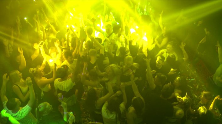 Tanzende Menschen in einem Club, Bild: rbb