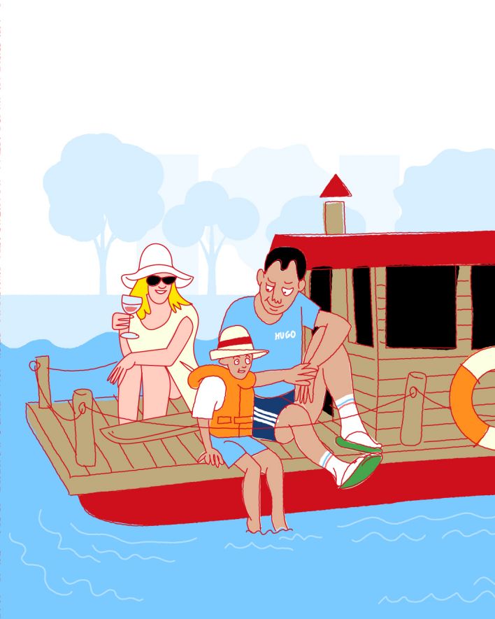 Eine Familie sitzt auf einem Charter Floß