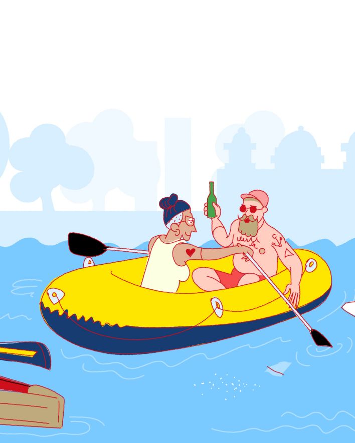 Zwei junge Menschen fahren in einem Schlauchboot
