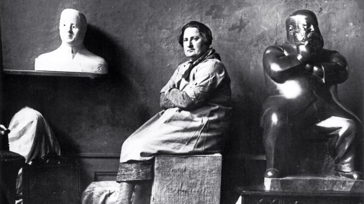 Chana Orloff in ihrem Atelier, Paris 1924 (Quelle:VG Bild-Kunst, Bonn 2022)