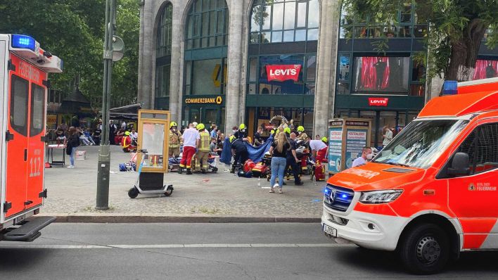 Rettungskräfte versorgen Verletzte nach einem Vorfall an der Tauentziehenstraße (Bild: rbb/Gomm)