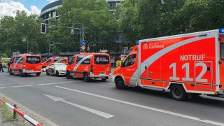 Mehrere Rettungswagen stehen an der Tauentziehenstrasse (Bild: rbb/Gomm)