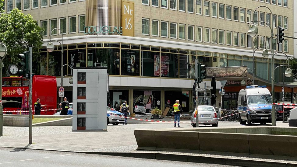 Nach einem Vorfall an der Rankestraße/Tauentzienstraße steht ein PkW in einem Douglas-Geschäft (Bild: rbb/Gomm)