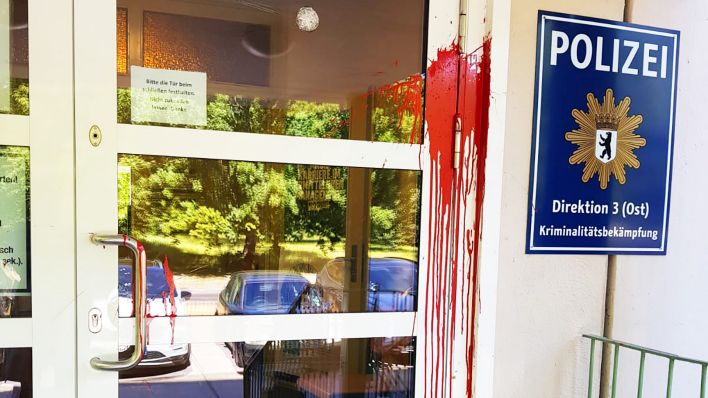Spuren des Angriffs auf eine Polizeidienststelle in Plänterwald. (Quelle: GdP/Jendro)