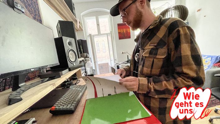 Sounddesigner Philipp arbeitet an seinem Schreibtisch (Bild: rbb/Lukas Kuite)