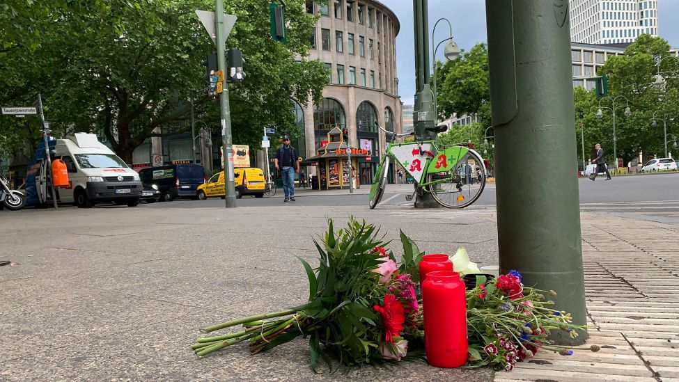Blumenstrauß niedergelegt an der Tauentzienstraße in Berlin. (Quelle: rbb/M. Gomm)