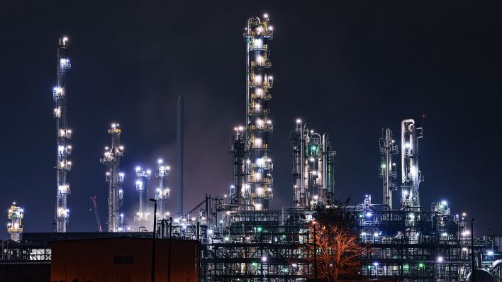 Symbolbild: Hell beleuchtet sind die Anlagen der Erdölraffinerie der PCK-Raffinerie GmbH. (Quelle: dpa/P. Pleul)